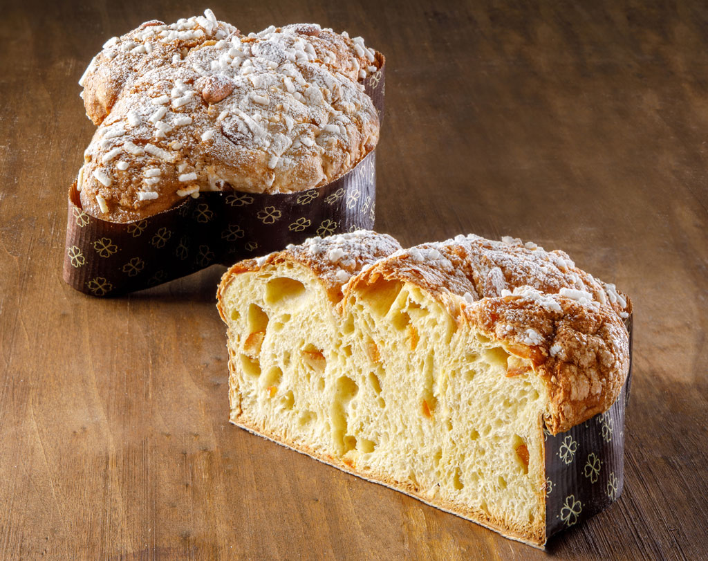 Colomba classica ottenuta con Pandolce Mix, aromatizzata con Pastaroma Grandi Lievitati e decorata con Mandorlita Glassa Mix.