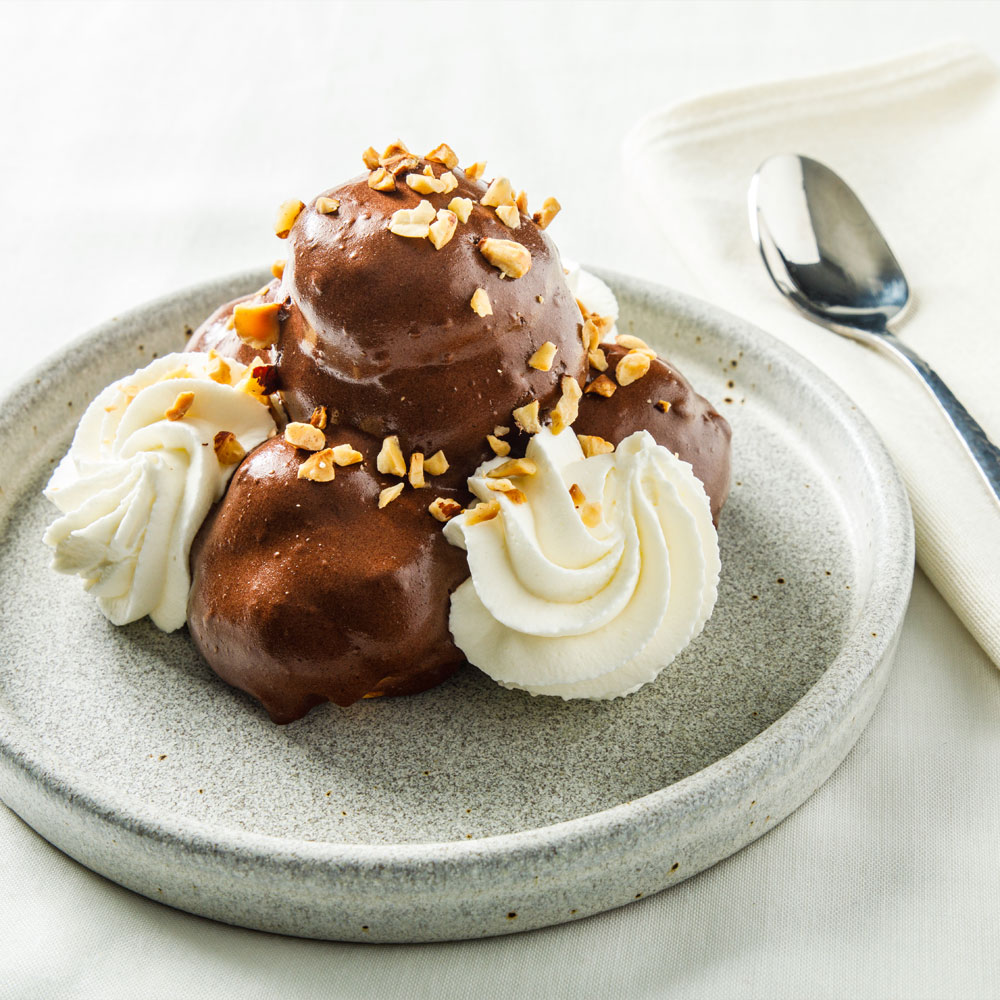 CHOCOLATE COATING POUR PROFITEROLES